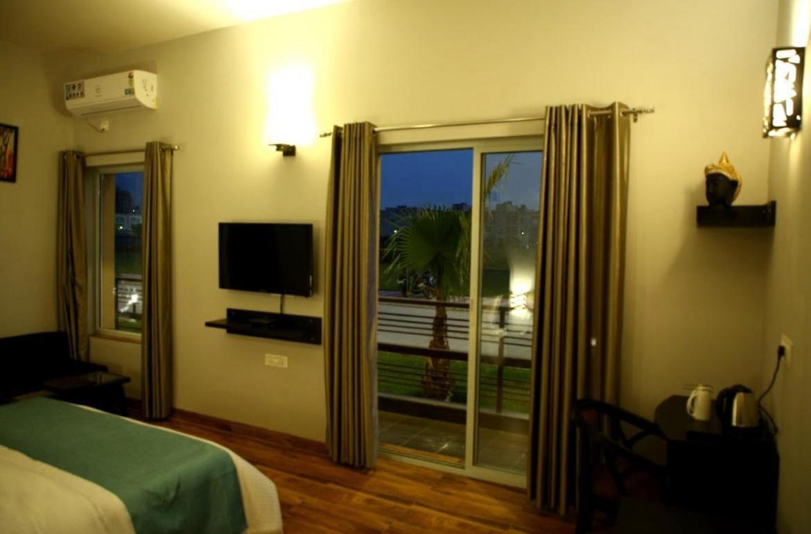 Luxury Haven. Harmony Suites.